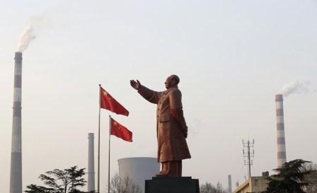 A st at ue of former Chinese leader Mao Zedong is seen in front of smoking chimneys at Wuhan Iron And St eel Corp in Wuhan, Hubei province, March 6, 2013. (REUTERS/St ring er)